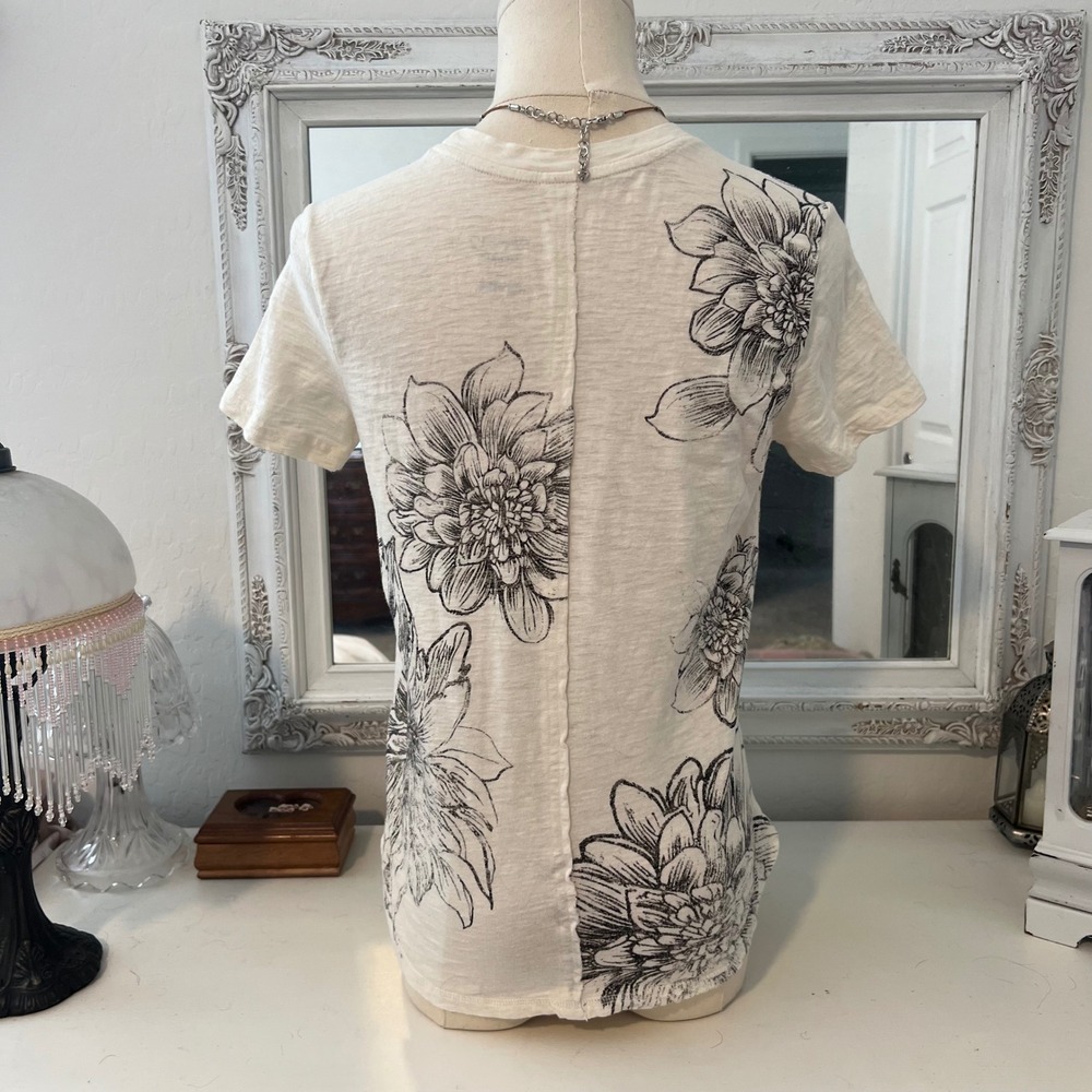 vintage black and white all over floral printed baby tee - Picture 4 of 5
